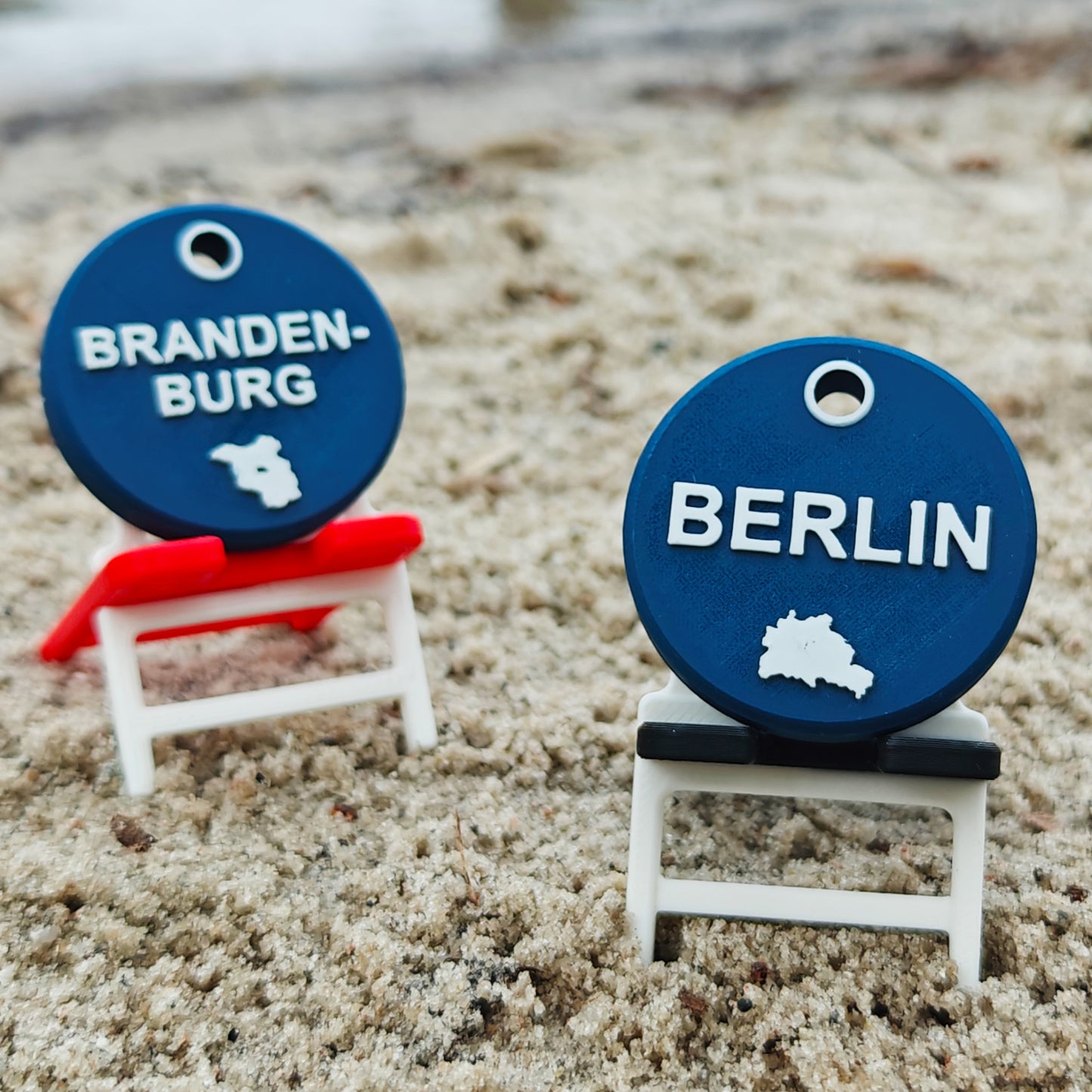 TEG 71-3 Berlin mit TEG 71-4 Brandenburg im Hintergrund auf Liegestühlen im Sand