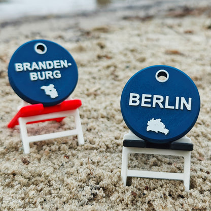 TEG 71-3 Berlin mit TEG 71-4 Brandenburg im Hintergrund auf Liegestühlen im Sand