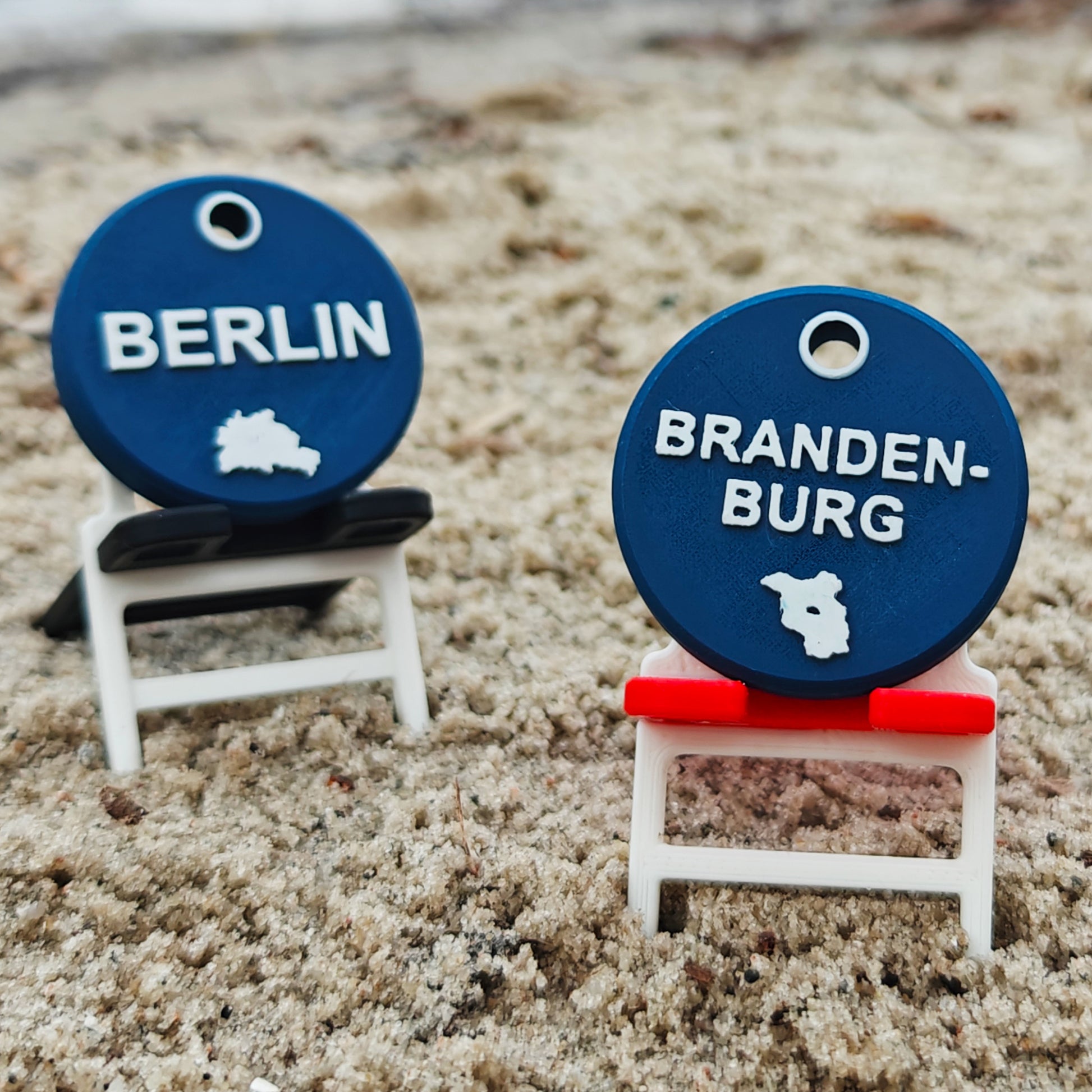 TEG 71-4 Brandenburg mit TEG 71-3 Berlin im Hintergrund auf Liegestühlen im Sand